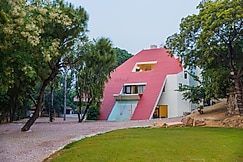 Blue Sky Retreat Farmhouse, Delhi