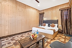 Hotel Leena  5mins walk to Dal Lake by Aura Stays, Srinagar