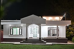 The White Luxury, Srinagar