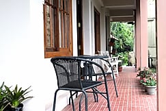 The Bicknells Nest, Aritar