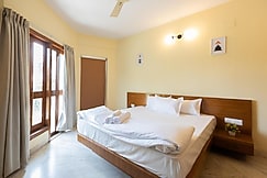 Handmade Homes Entire 4bhk on the Em Bypass, Kolkata