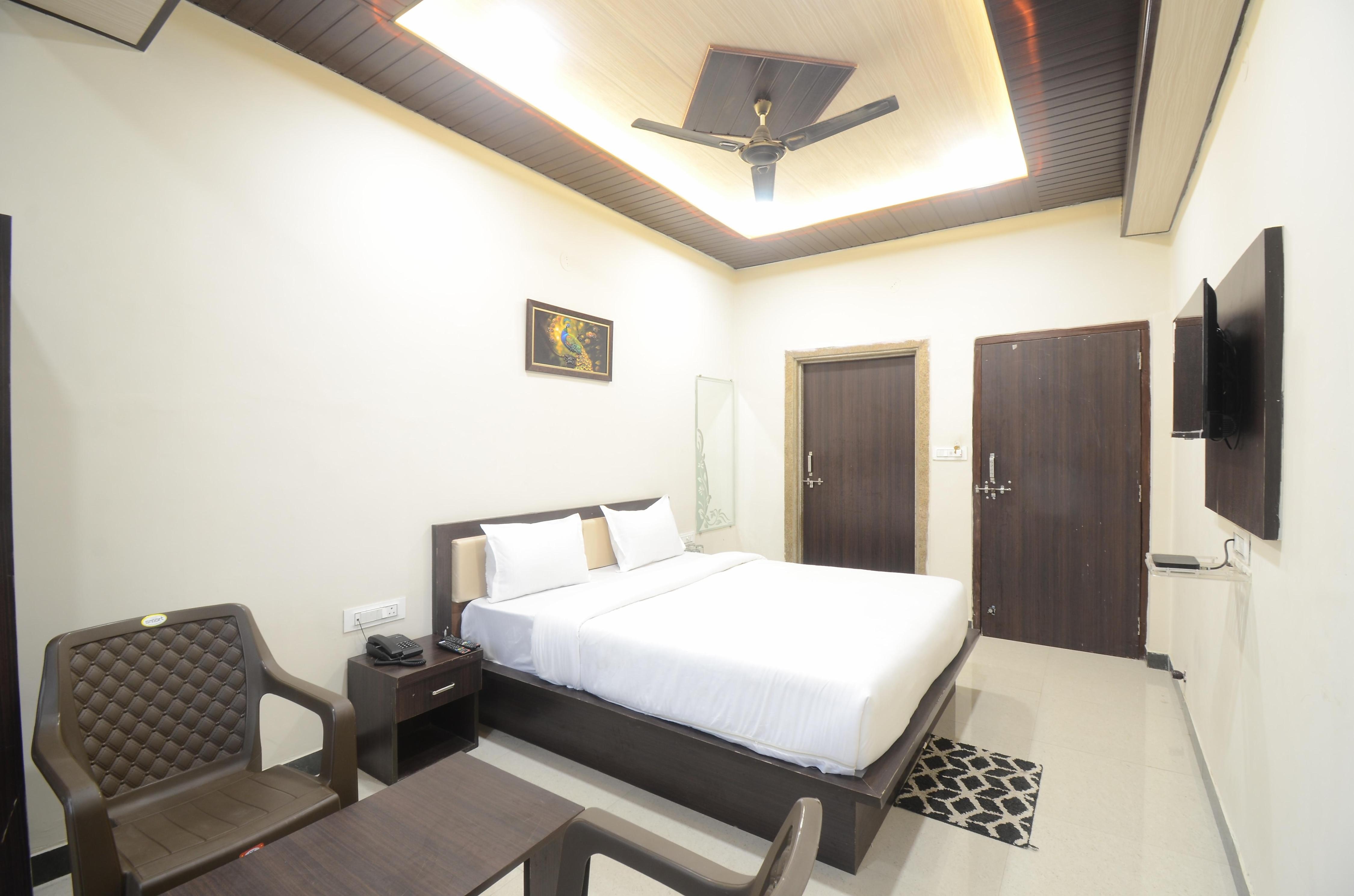 Hotel Shri Dhwaja Inn- 100 Meters from Shrinathji Temple - Tap to explore photos