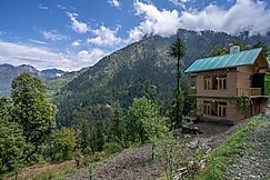 Spacious Duplex Cottage | Offbeat | Jibhi, Sainj