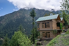 Offbeat Oasis: Jibhi Cottage for Adventure & WiFi, Jibhi