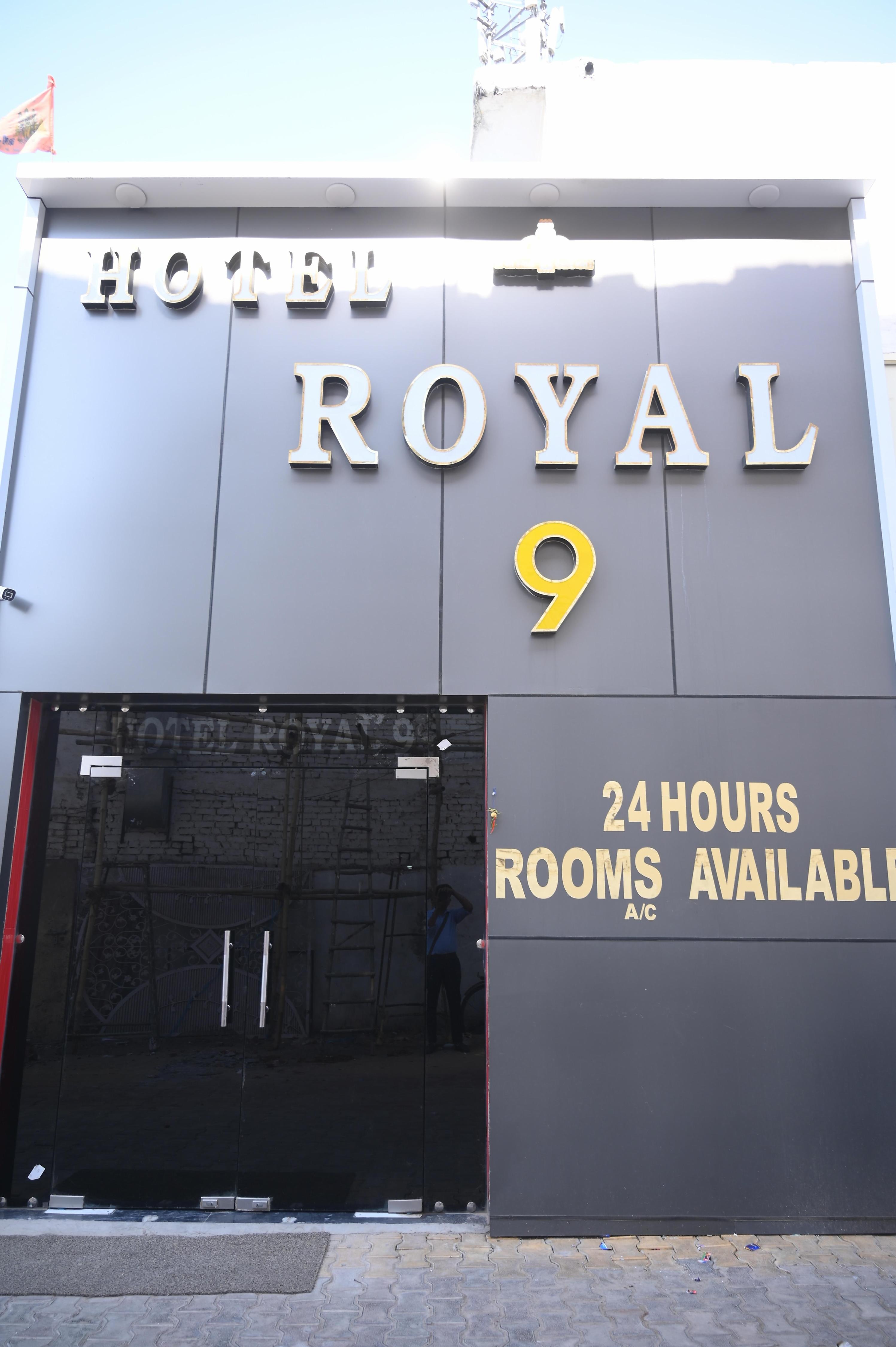 HOTEL ROYAL 9 - Tap to explore photos