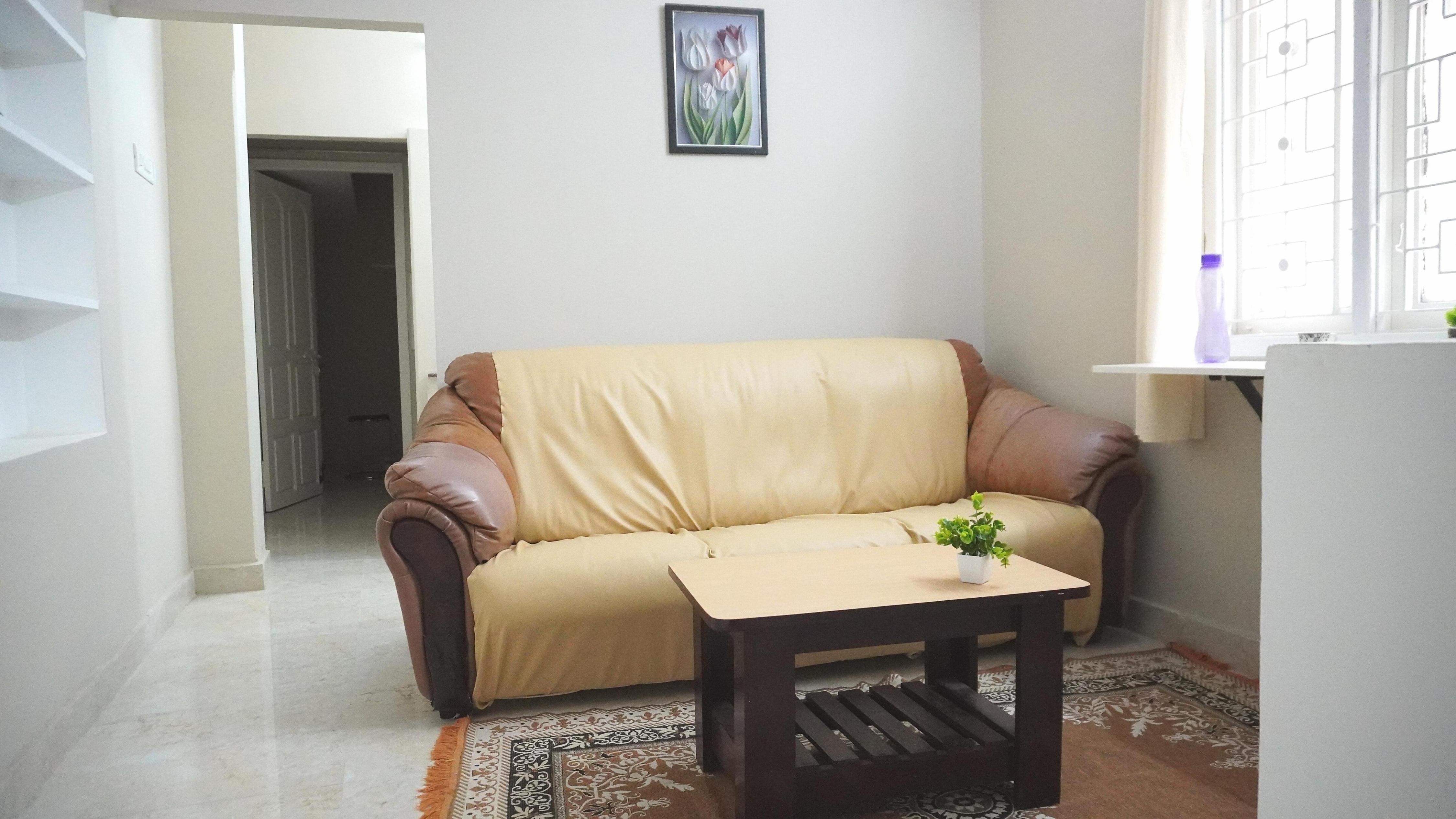 1BHK Cozy Homestay Near Airport - Tap to explore photos