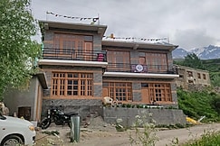 Bros Hostel & Cafe Sissu | Dorms & Private Rooms, Lahaul