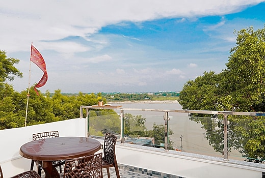 River Town Stay | Near Ghats