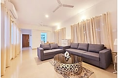 2BR chic Apartment with Pool, Near Neo Majestic, Goa