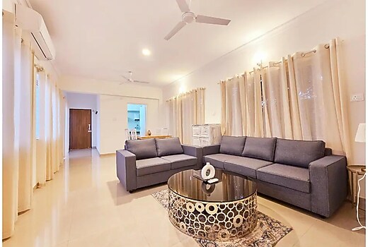 2BR chic Apartment with Pool, Near Neo Majestic