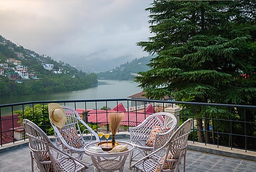 Alaya Stays 4 BHK with Garden & Lake View | Irayna
