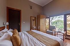 Spacious room with scenic views, Sattal