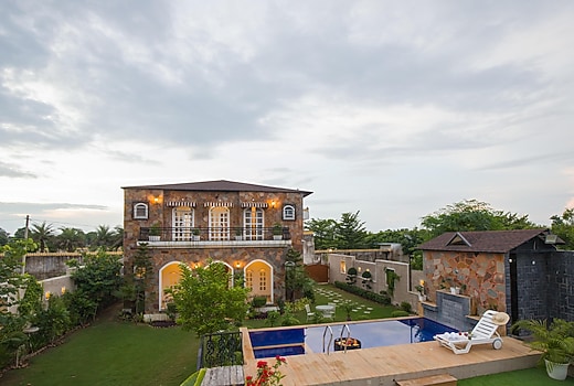 ELIVAAS 3 BHK with Pvt Pool & Lush Garden | Oakwood Villa