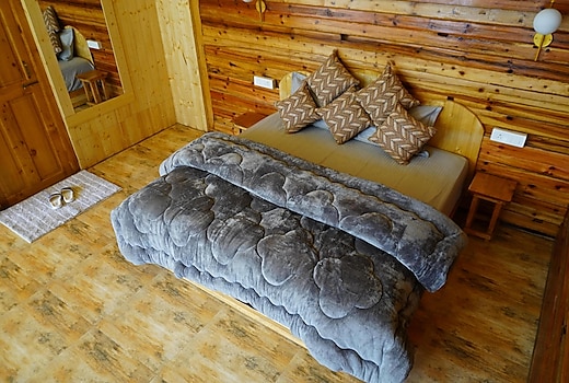 Winterfell Treehouse with Private Jacuzzi and Private Balcony
