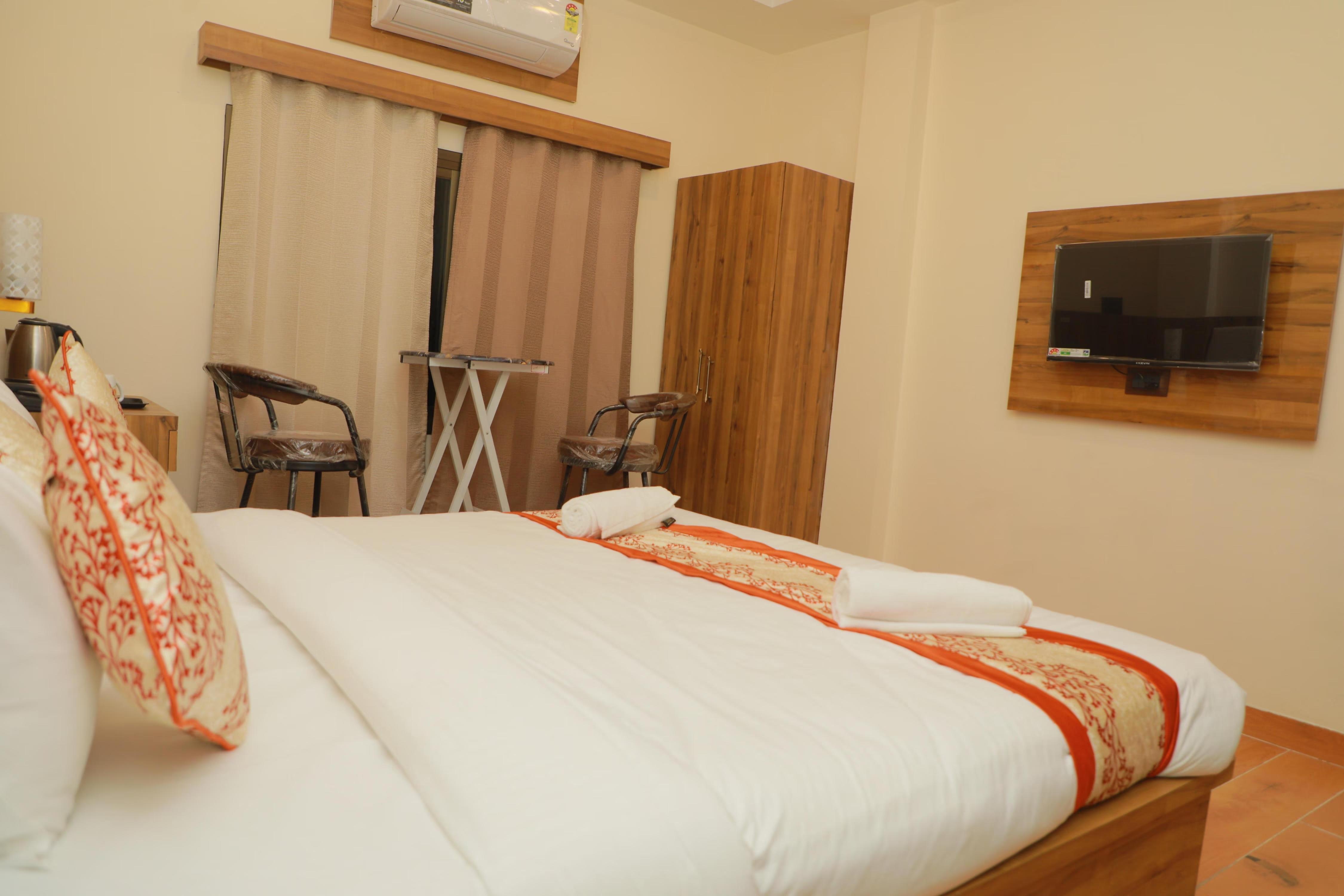 Hotel Geet Palace Inn - Tap to explore photos
