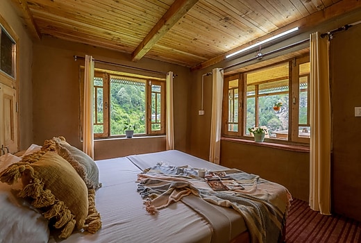 Elegant Evergreen Cottage In Jibhi