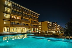 Alaya Stays 1 BHK with pool, 5 Mins drive to Candolim Beach | Veera Marina, Goa