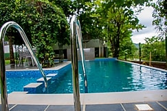 Ohstayz River Wild | 2 BHK Private Pool Holiday Home, Chalakudy