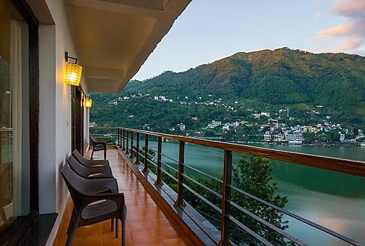 ELIVAAS 5 BHK with Garden & Balconies | Lakeview Manor