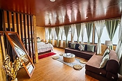 Monratino Himadrie || Near Mall Road|| Kanchenjunga  View, Darjeeling