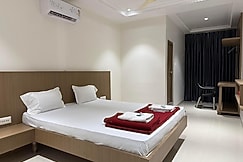 The Hotel Yash Palace, Dhule