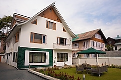 Manzil 5 BR Villa w/Garden by Sama Homestays, Srinagar