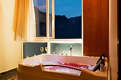 The Whitestone Inn & Suites (A Centrally Heated Mountain & Valley View), Manali