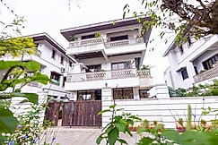 Staycation - Luxe 4BHK Fully Serviced Villa & Pool, Lonavala