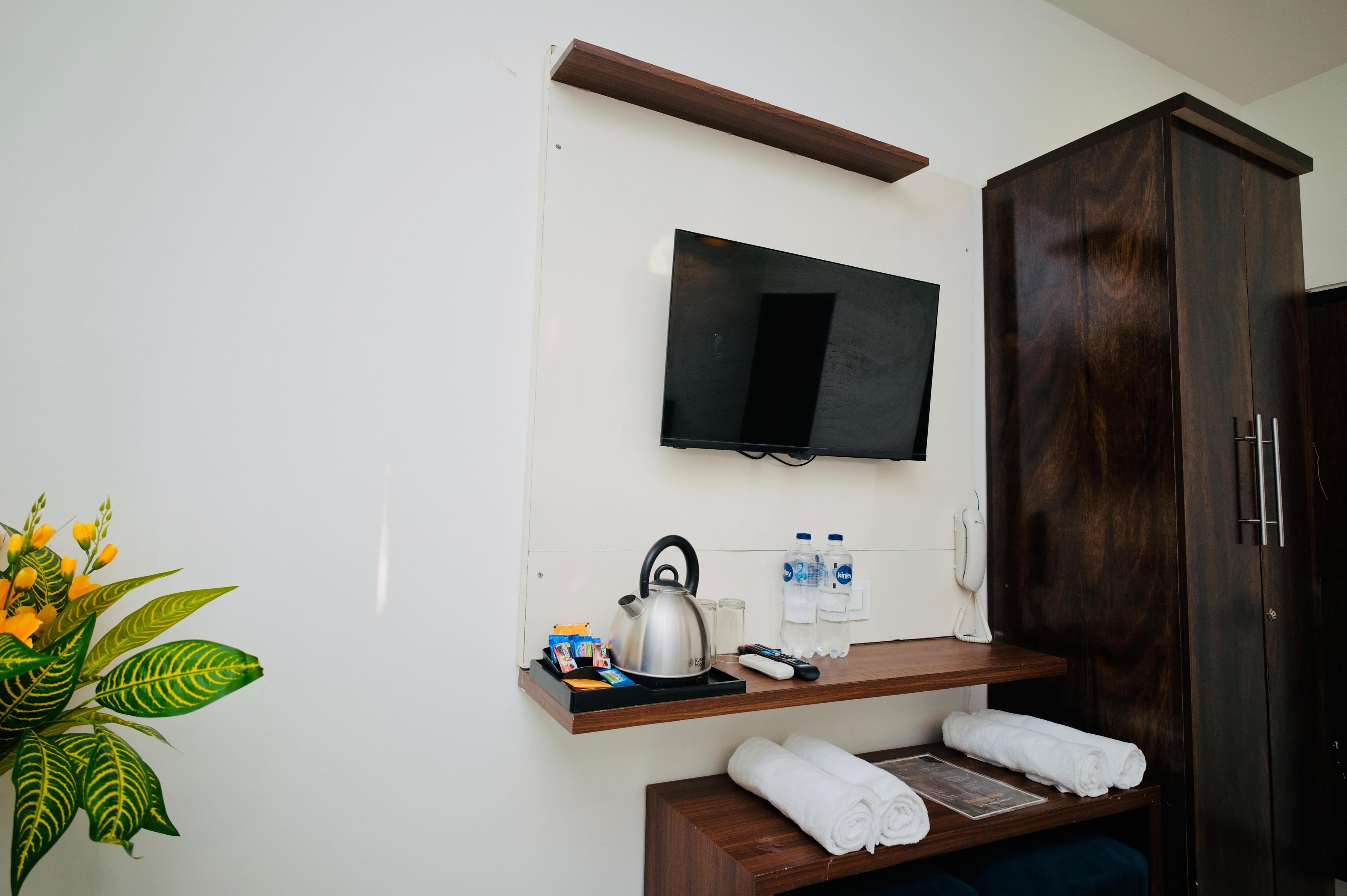 Hotel Paradise 5 min walk from Golden Temple - Tap to explore photos