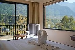 The Melcome  All Weather Comfort by the Riverside, Manali