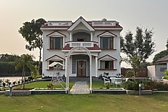 Sunrise Meadow - Premium 4BHK Pool Farm Retreat, Manesar