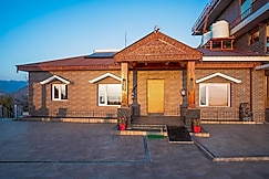 Alaya Stays Lafu House Hearth Room with Cabana Hill views, Narkanda