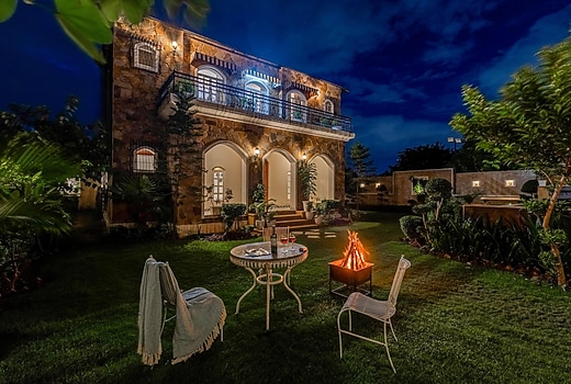 ELIVAAS 7BHK Oakwood Manor with Pools & Lush Garden