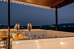 tisyastays | Emerald 3BHK Penthouse with Pvt Jacuzzi, 5mins to beach, Goa