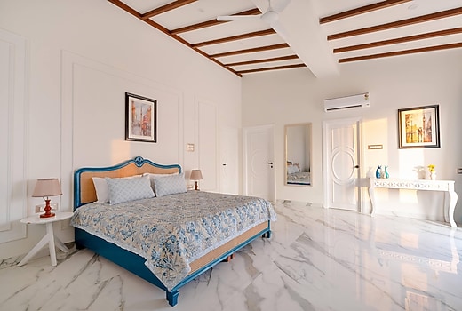 tisyastays | Emerald 3BHK Penthouse with Pvt Jacuzzi, 5mins to beach