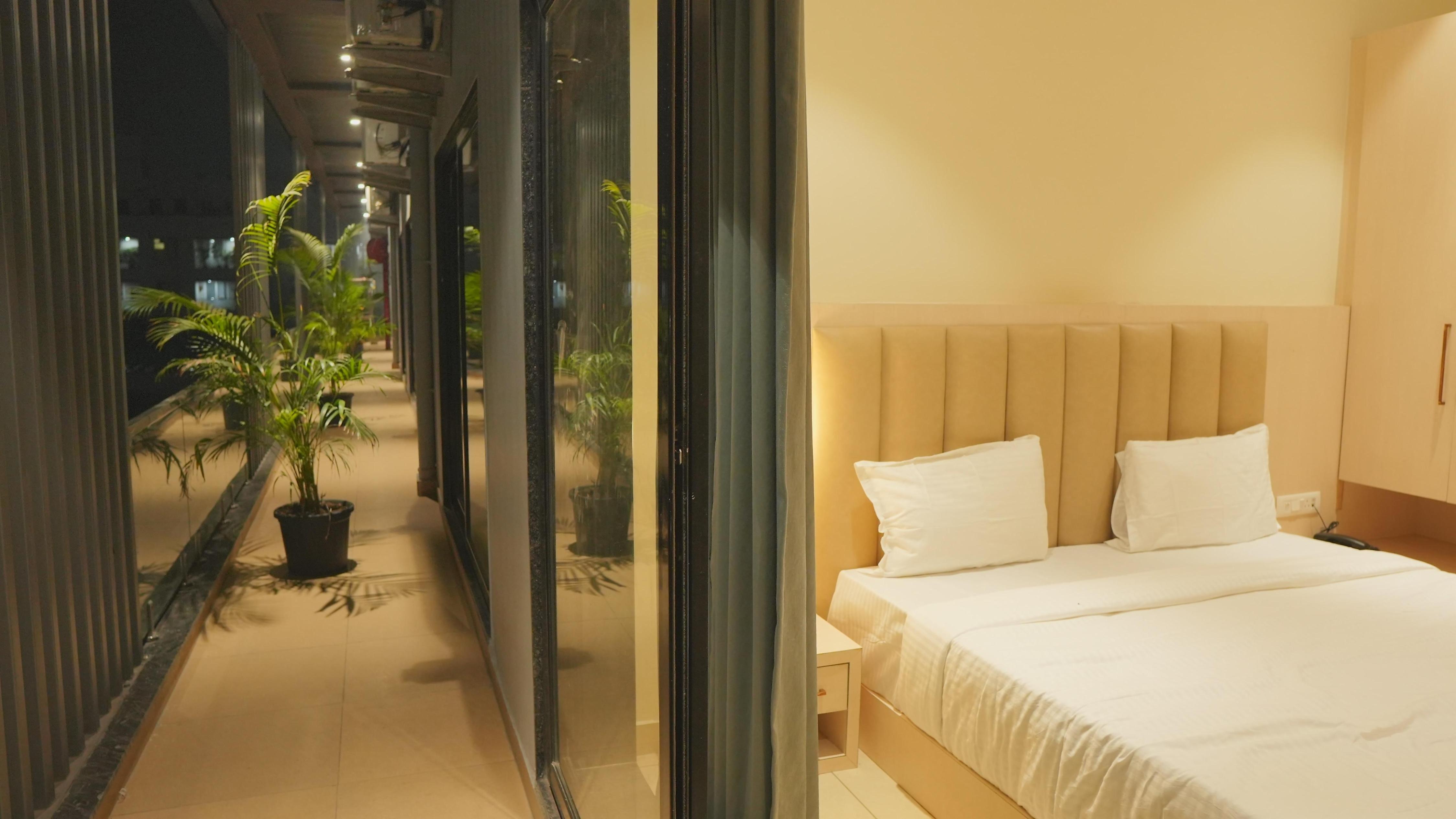 Hotel Shree Ji Inn - Tap to explore photos
