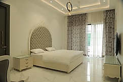 HM White House Resort, Delhi