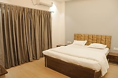 Hotel Parag lodging and family restaurant, Akluj