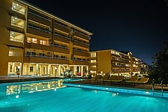 Alaya Stays 3 BHK Veera Marina Penthouse with pvt terrace | 5 Mins drive to Candolim Beach, Goa