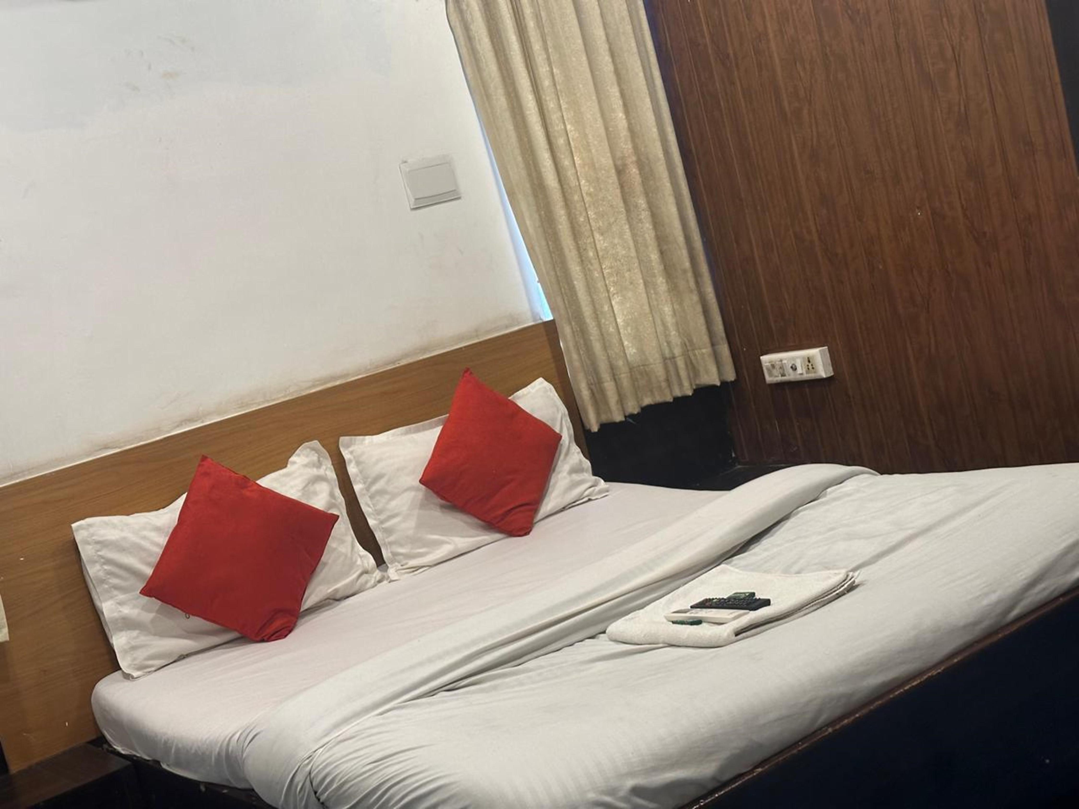 Hotel Poonam Palace. - Tap to explore photos