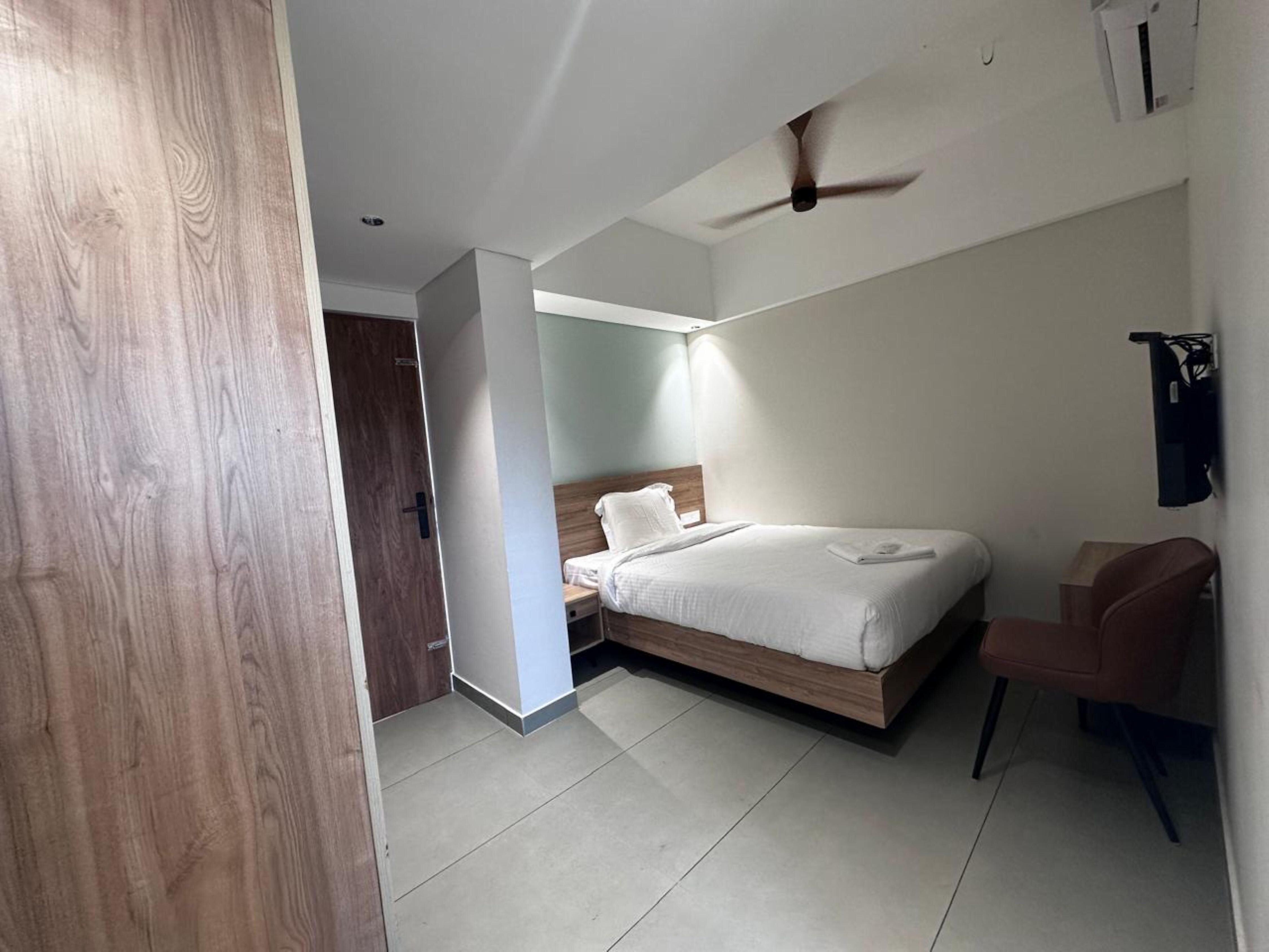 Hotel Rooms In Hypolux - Tap to explore photos