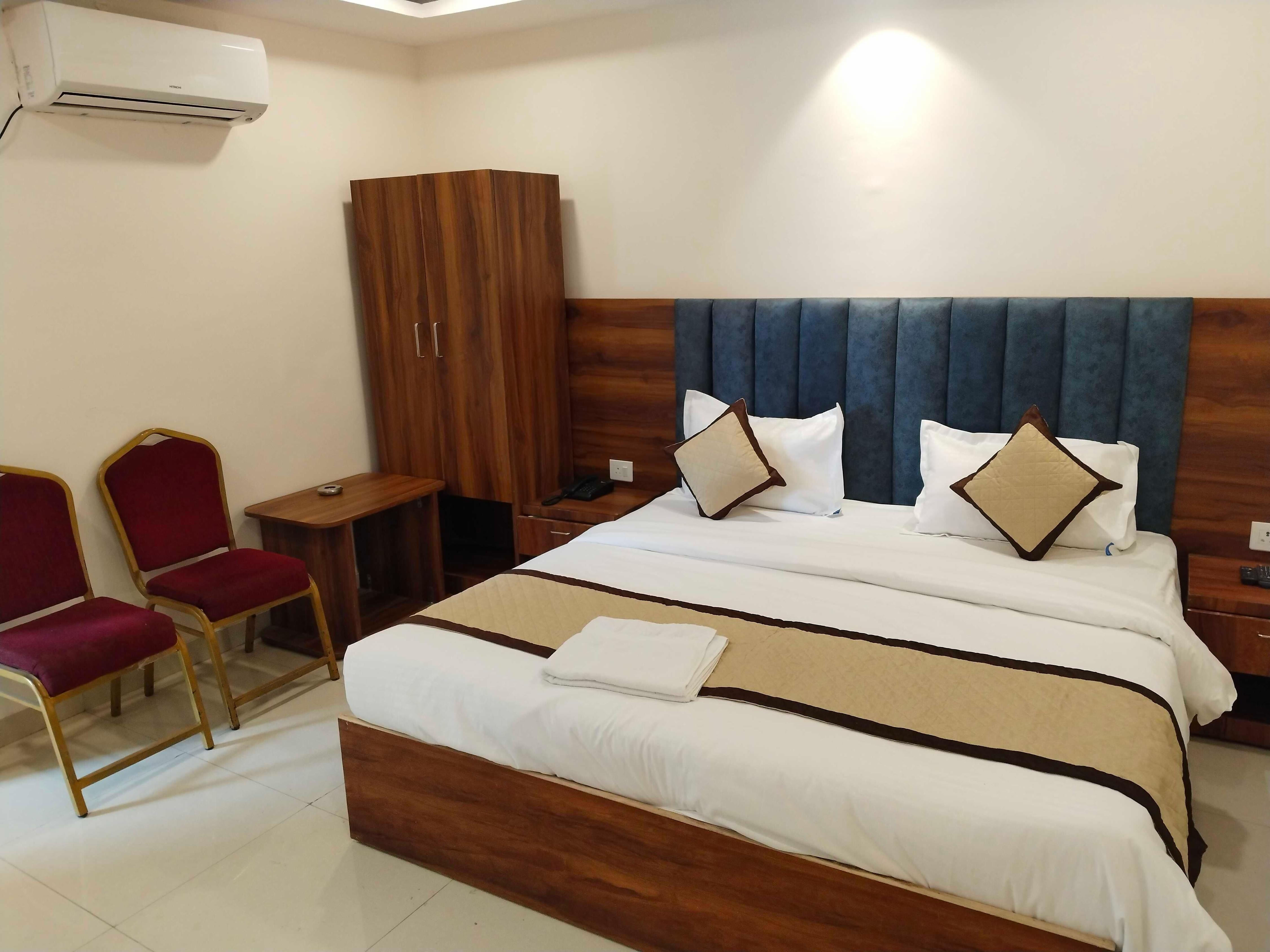 Super Townhouse Hotel Rachna Inn - Tap to explore photos