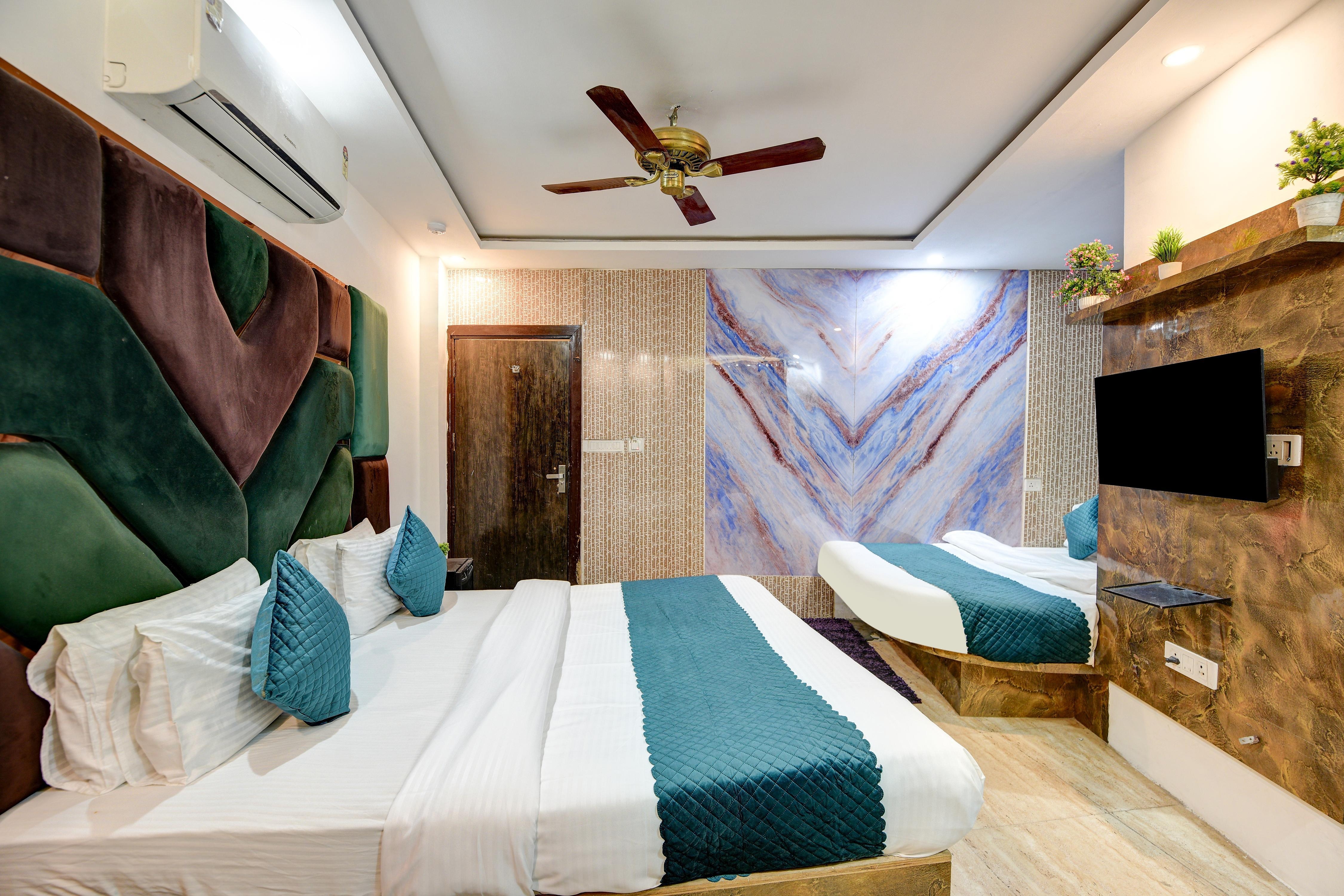 HOTEL DOUBLE RR - BY WALK 3 MINT NEW DELHI RAILWAY SATATION - Tap to explore photos