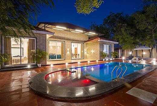 Alaya Stays 5 BHK Roohmon's Farm with Private Pool, Garden & Bar