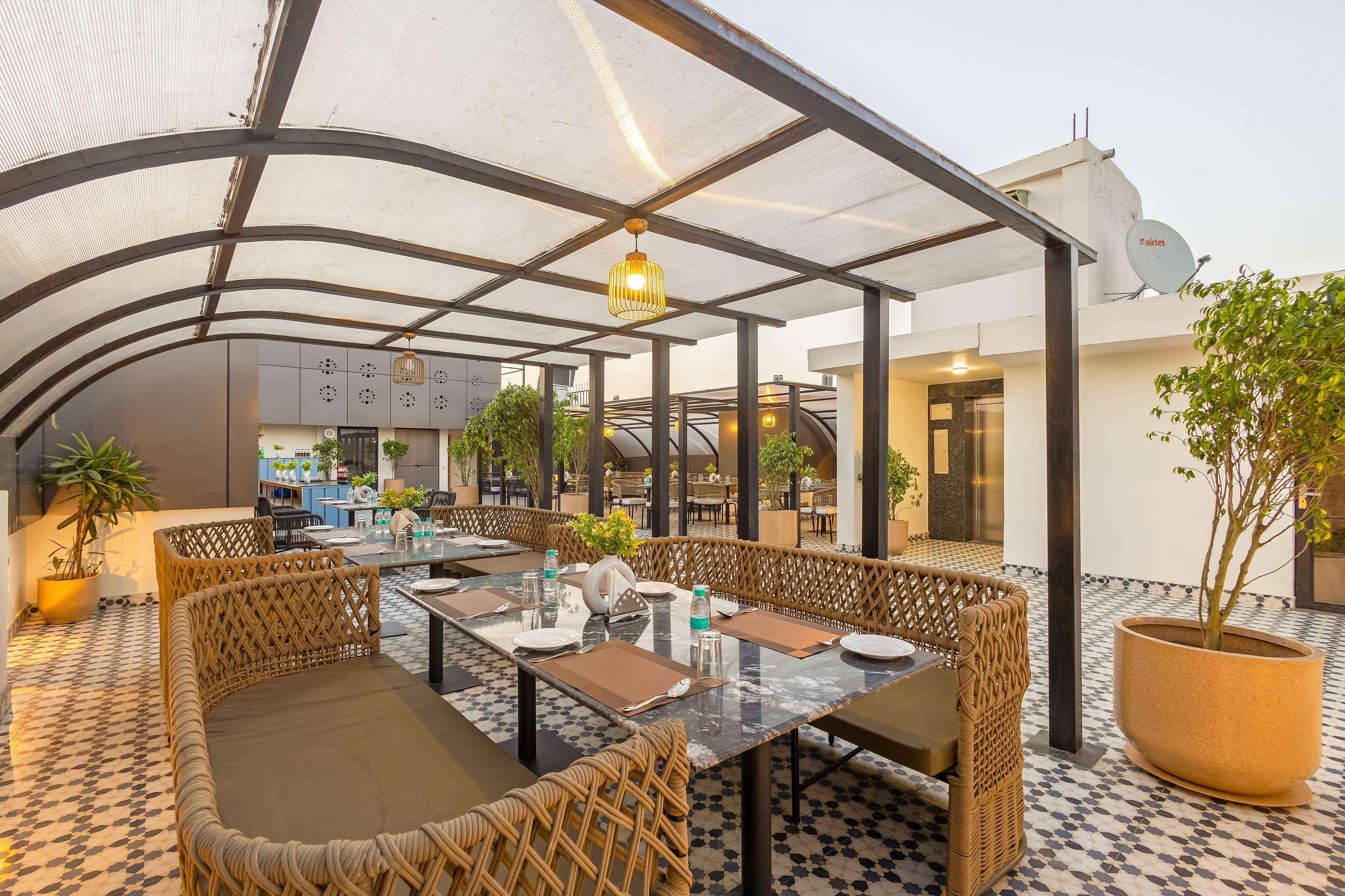 Saltstayz Premier - Paschim Vihar - Tap to explore photos