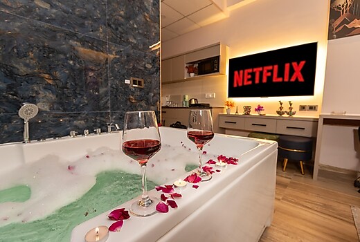 Jacuzzi & Big Screen By Buddies Home