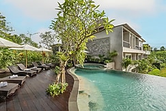 Emana Akatara, Bali