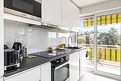 Elegance and serenity with terrace, view & A/C, Cannes