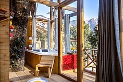 Jacuzzi Treehouse Jibhi By Bastiat Stays, Jibhi