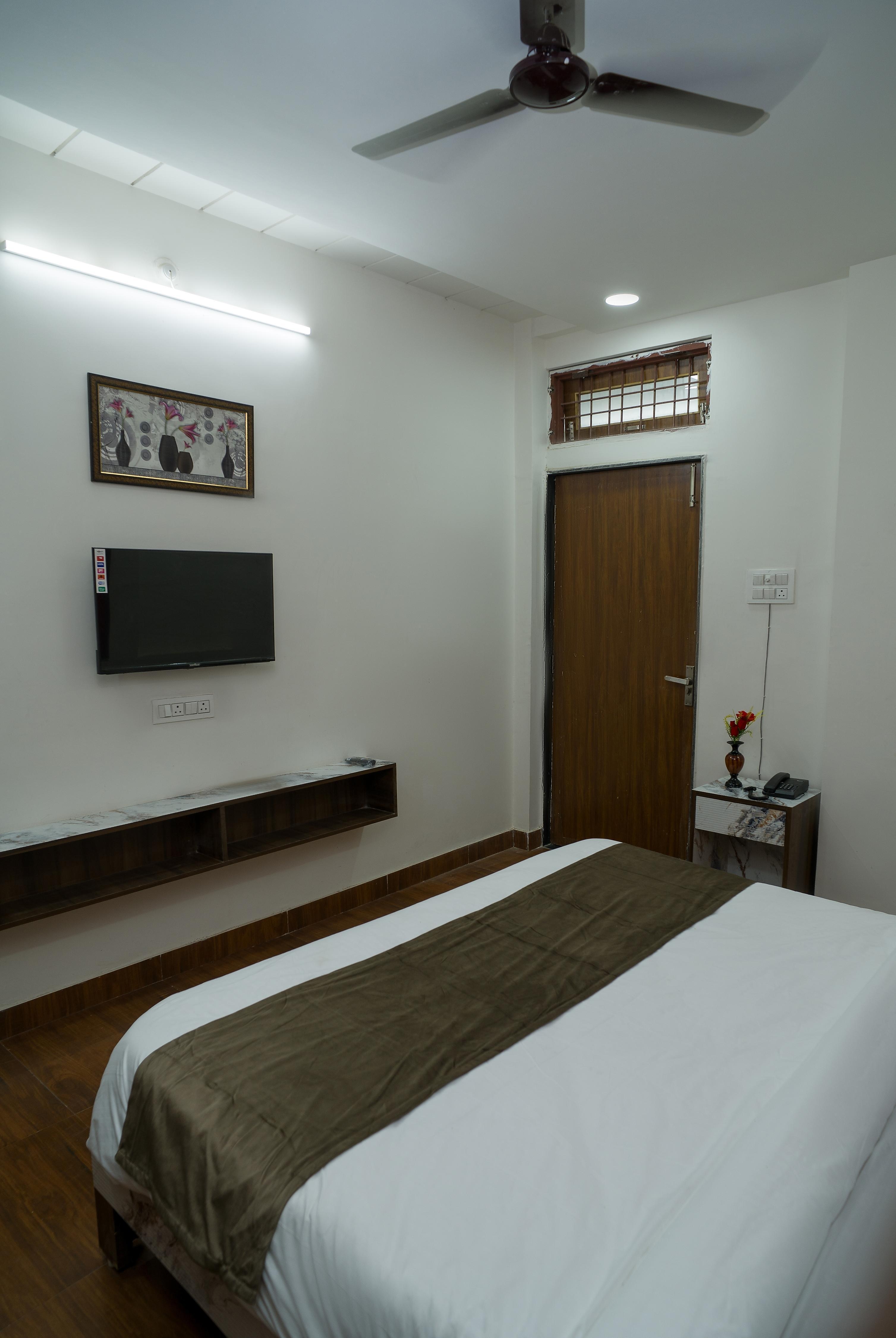 Hotel Shree Narayan - Tap to explore photos